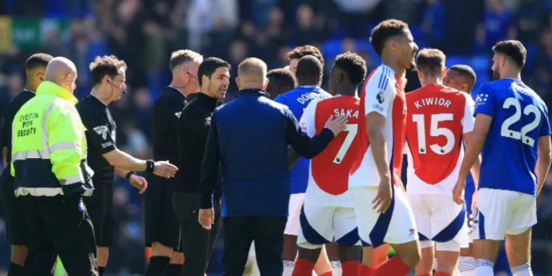 Soi Kèo Trận Everton Vs Arsenal Lúc 03h00 Ngày 21/12 3 Xỉu thẻ an toàn vì Pháo thủ hạn chế vi phạm lỗi